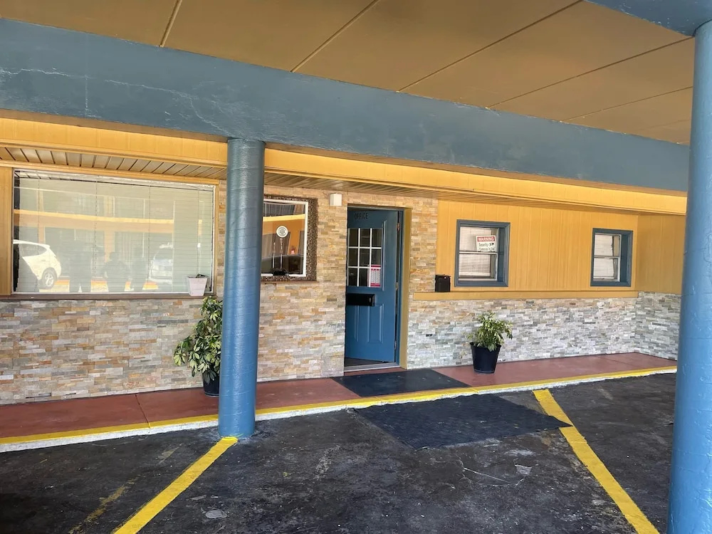 photo 1 of Royal Inn