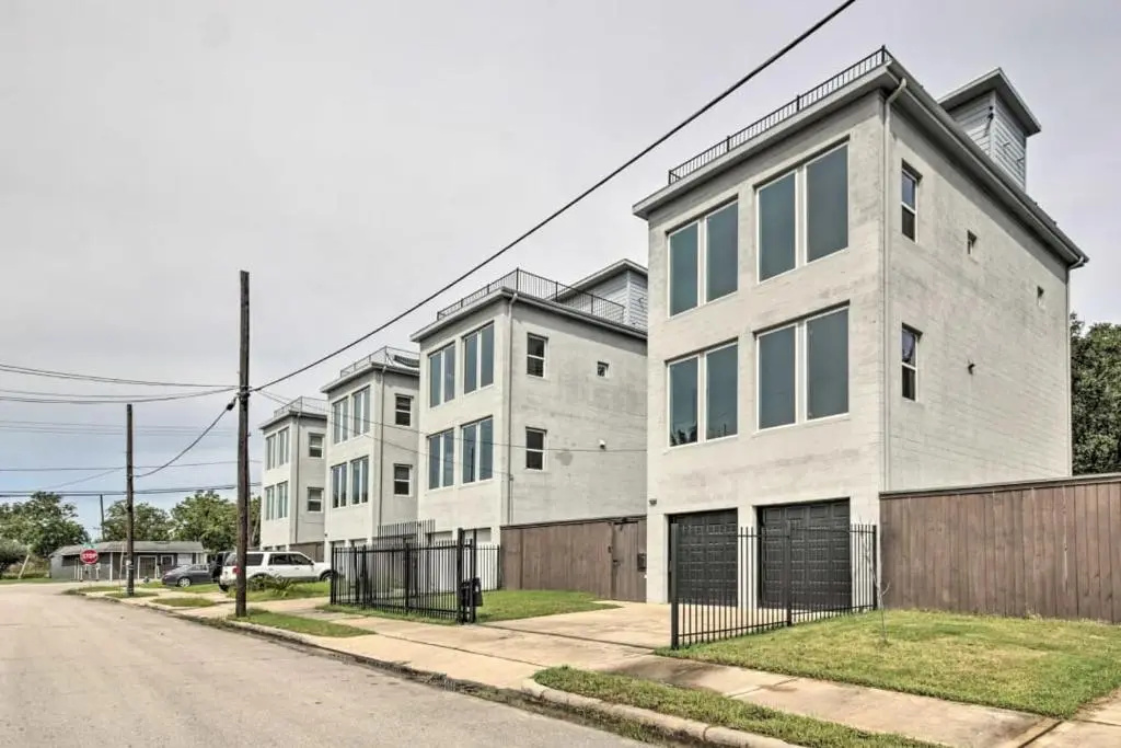 photo 1 of Rustic 4-Story Rooftop Spectacular Downtown View