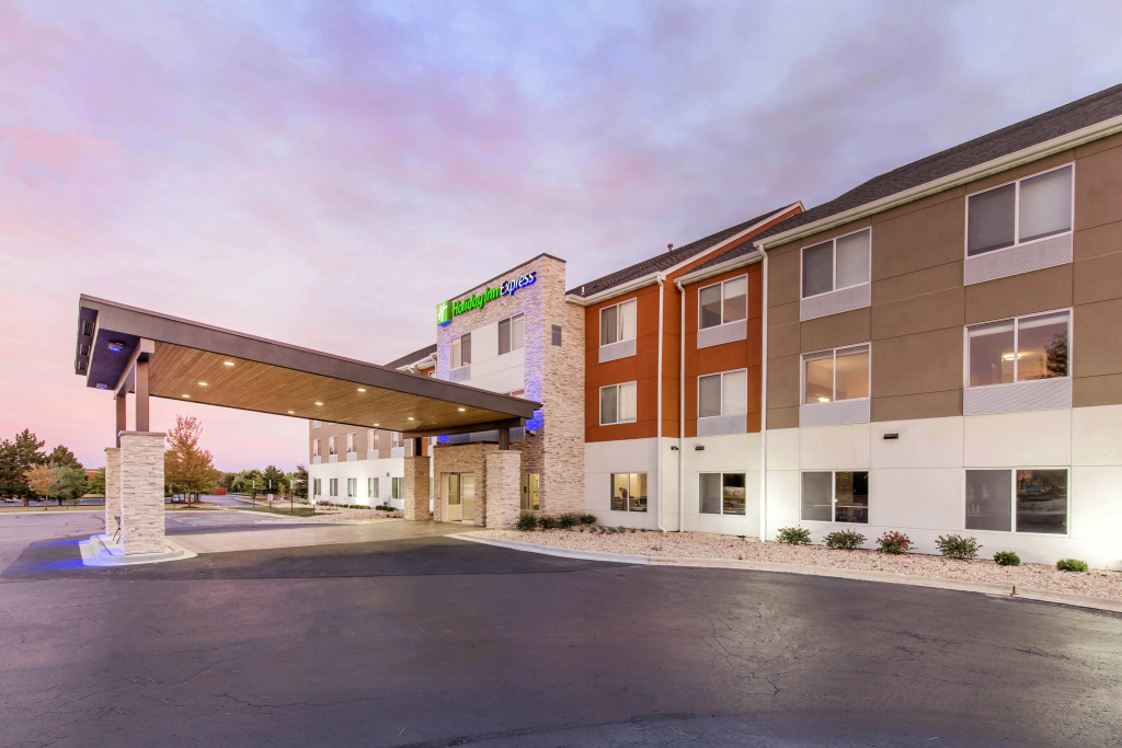 photo 1 of Holiday Inn Express & Suites Chicago West - St Cha