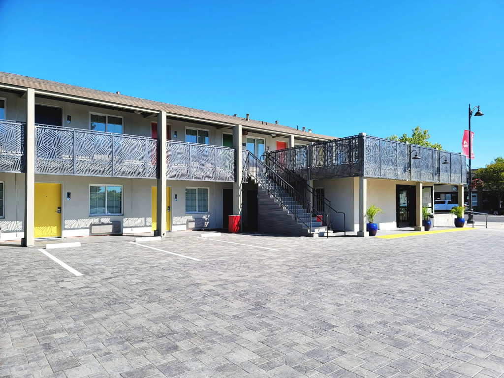photo 1 of Signature Inn Santa Clara