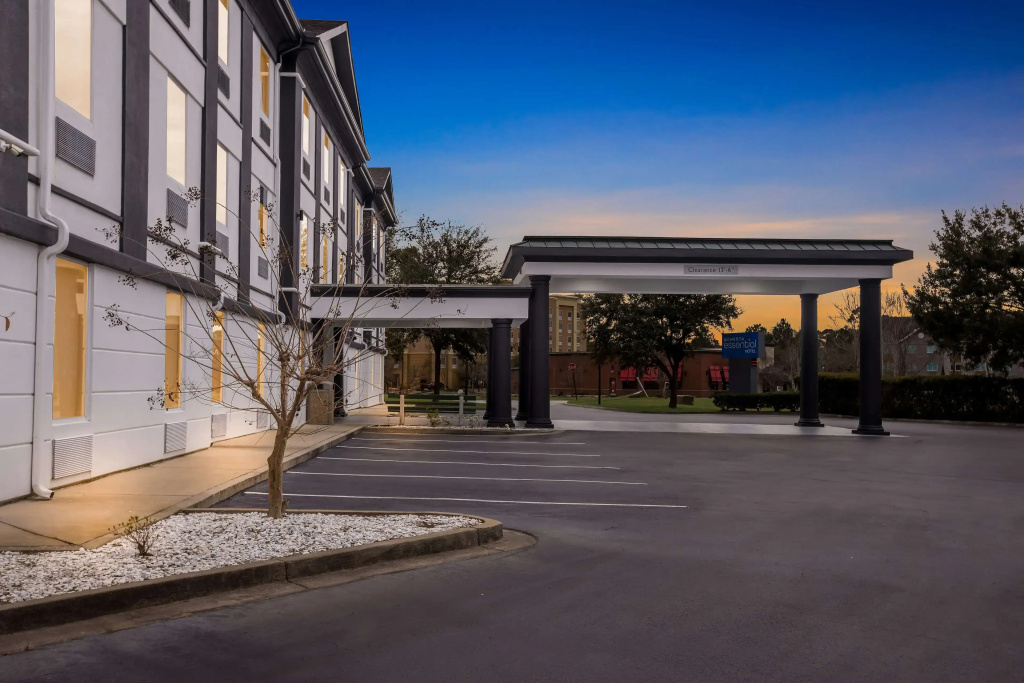 photo 1 of Sonesta Essential Savannah
