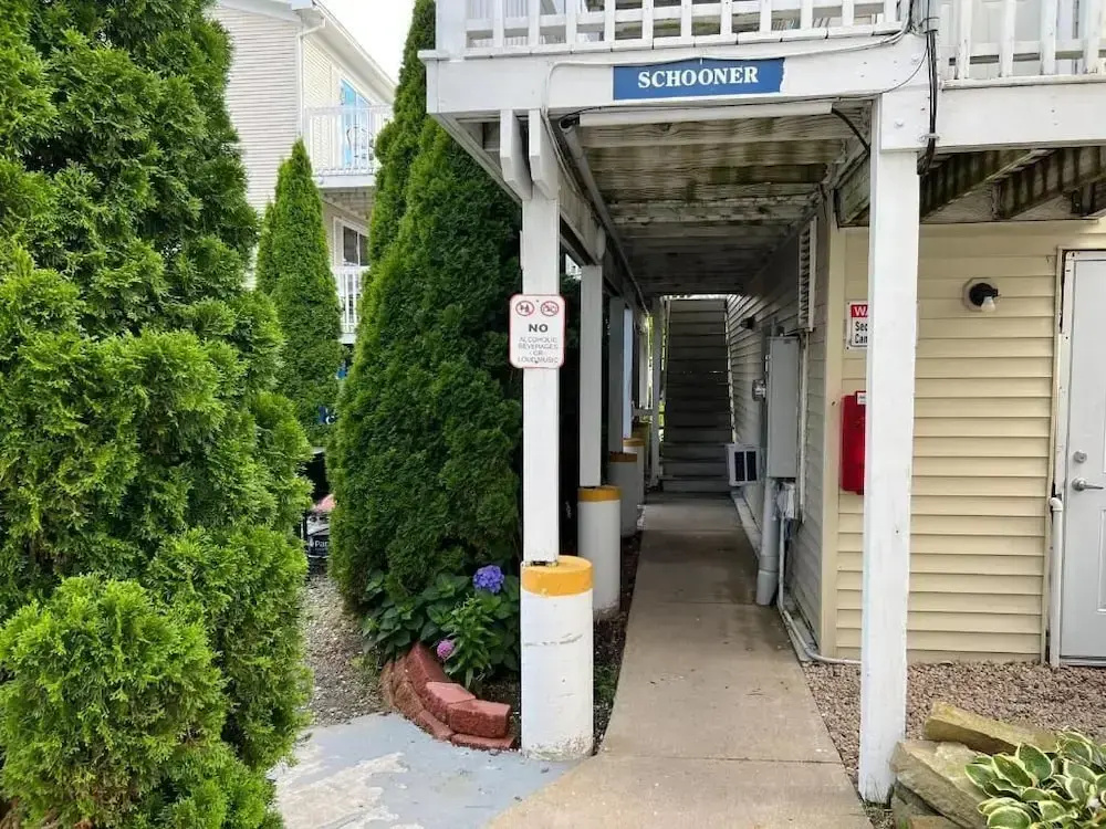 photo 1 of SHIPS INN Hotel