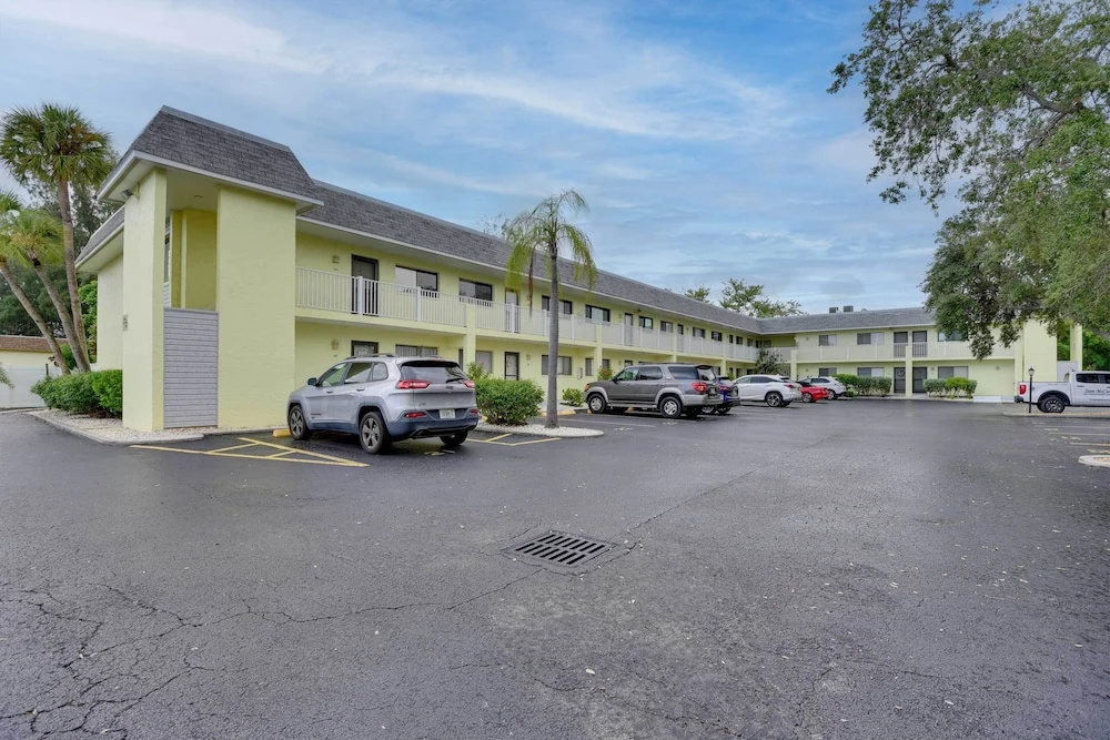 photo 1 of Siesta Key Condo w/ Heated Pool < 1 Mi to Beach