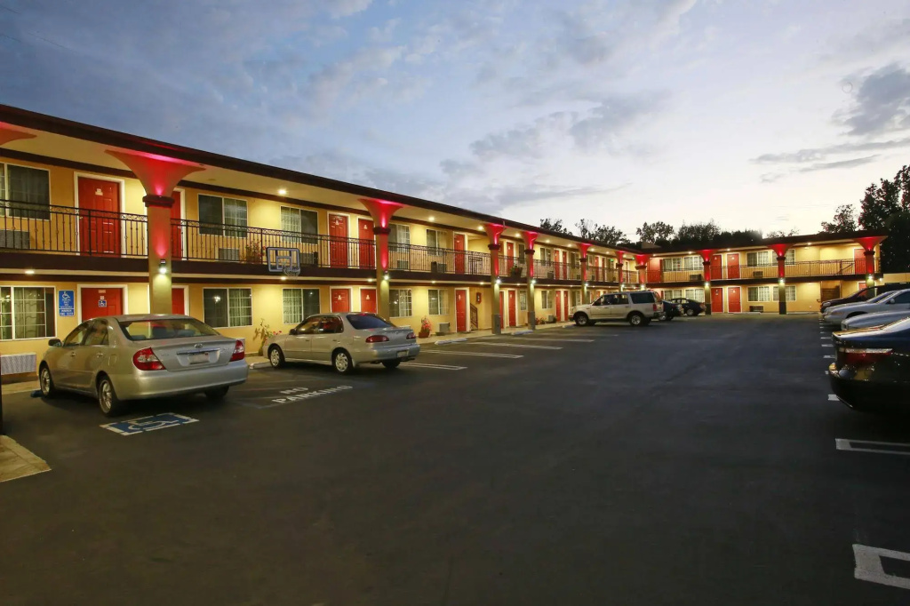 photo 1 of Sky Palm Motel