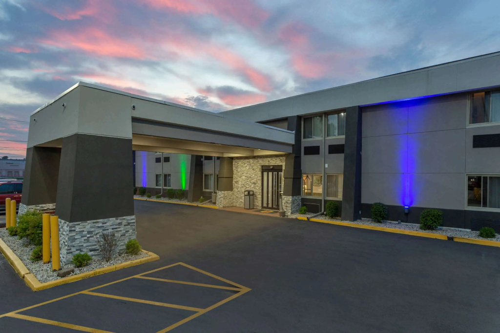 photo 1 of Super 8 by Wyndham South Holland Hotel