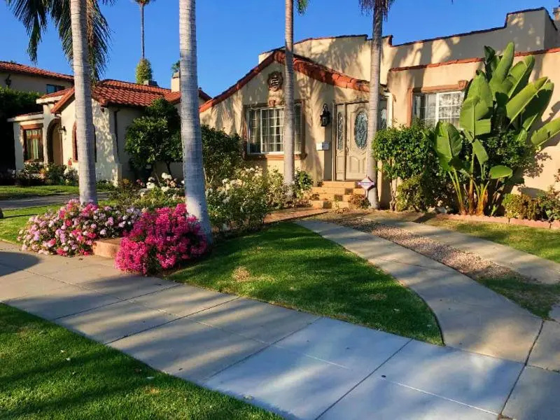 photo 1 of Spacious 1Bed, 1 Bath in Beverly Hills