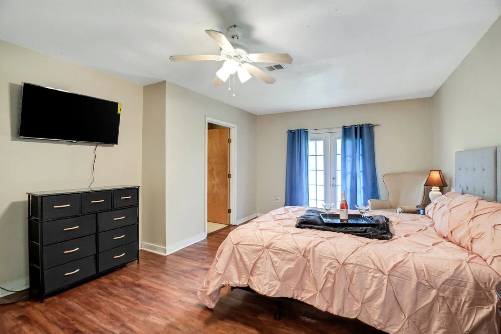 photo 1 of Spacious 5 Beds 3 Bath Home 7 Minutes From Lsu 3 Bedroom Home by Redawning