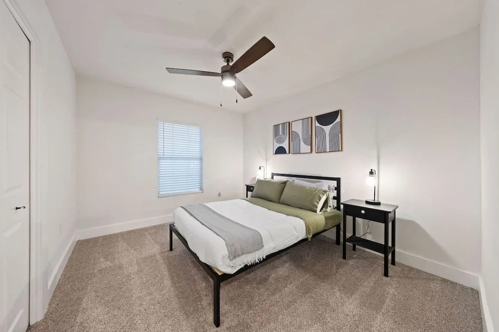 photo 1 of Spacious 6 Bed House Airport Pet Friendly AFB
