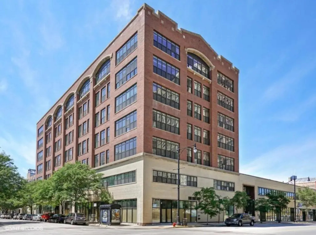 photo 1 of Spacious and Luxurious 3br/2ba near McCormick Place with optional parking
