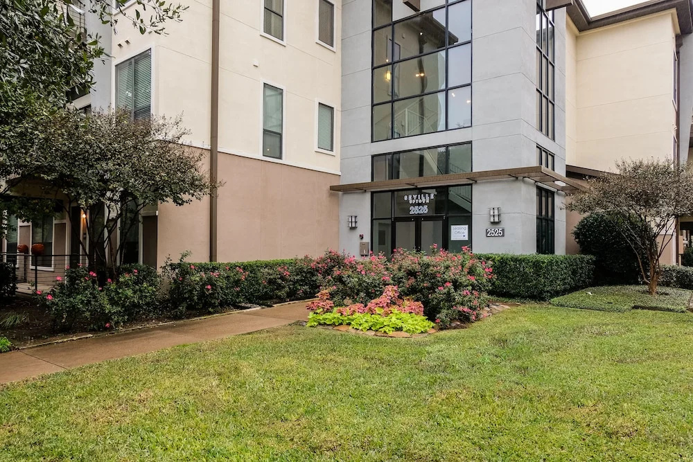 photo 1 of 1 BR Apt near Dining Shopping Nightlife by Frontdesk