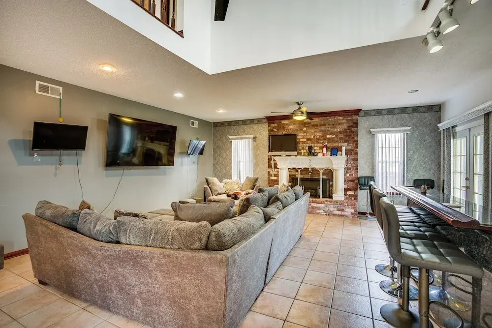 photo 1 of 4 Mi to Bourbon St: Spacious Retreat w/ Wet Bar!