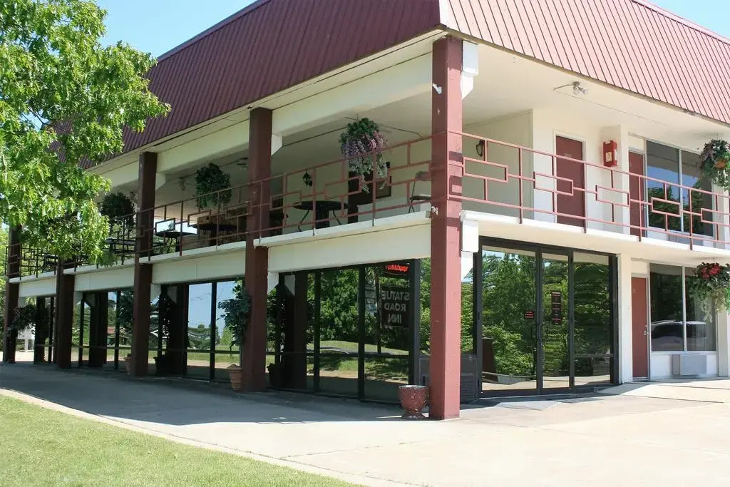 photo 1 of Statue Road Inn