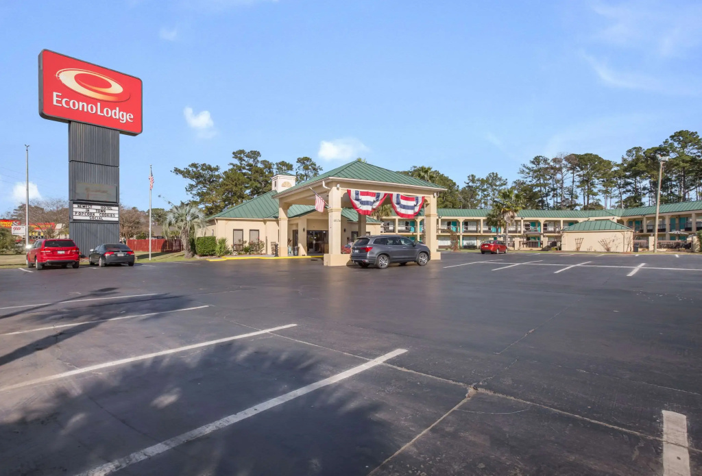 photo 1 of Econo Lodge Inn & Suites Hardeeville-I-95