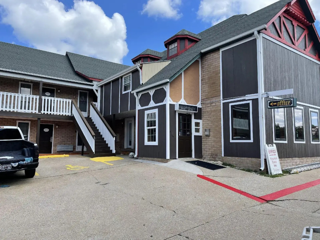 photo 1 of Stratford House Inn Branson