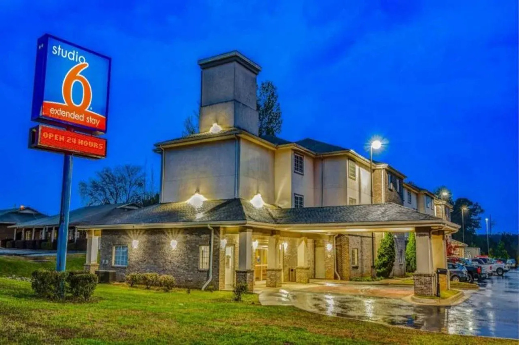 photo 1 of Studio 6 Opelika, AL - Auburn Al