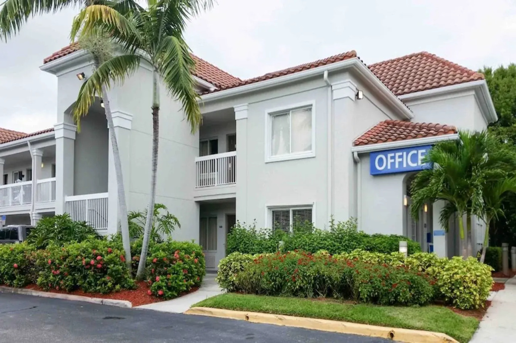 photo 1 of Studio 6 Extended Stay - West Palm Beach, FL