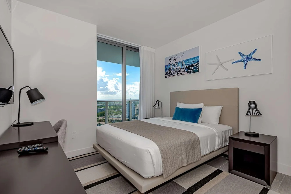 photo 1 of Stunning 25th-Floor Views in Hollywood