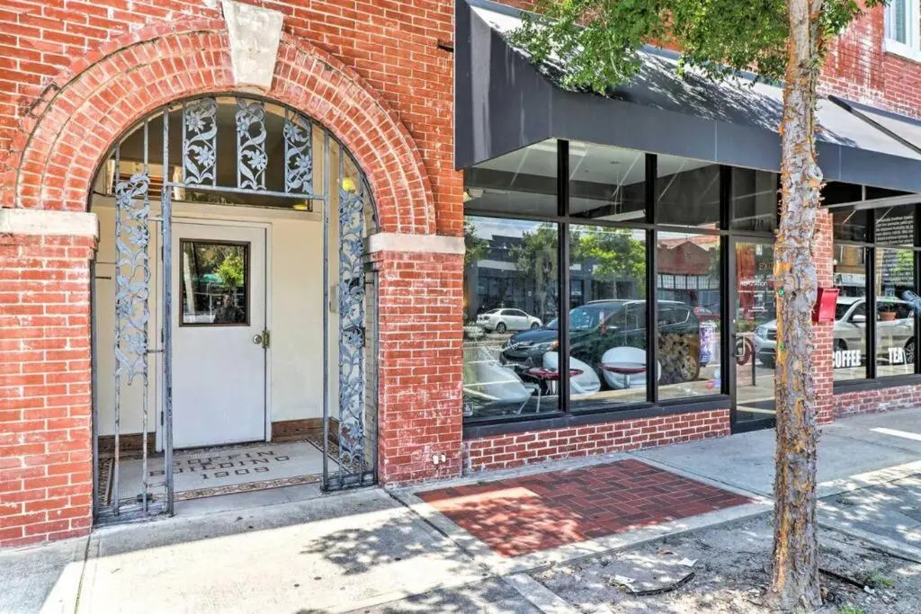 photo 1 of Sunny & bright - cute 1 BR apt in historic SPR