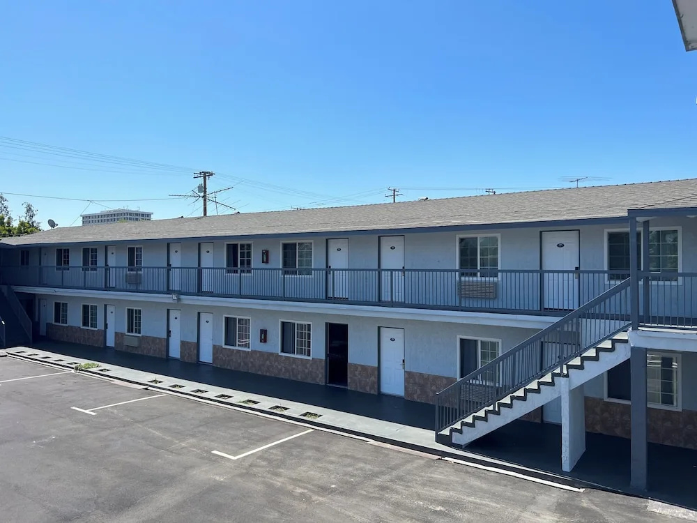 photo 1 of Sunshine Motel