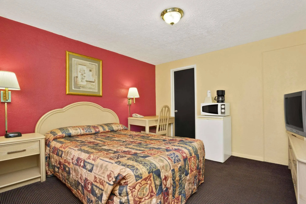 photo 1 of Royal Palace Inn & Suites
