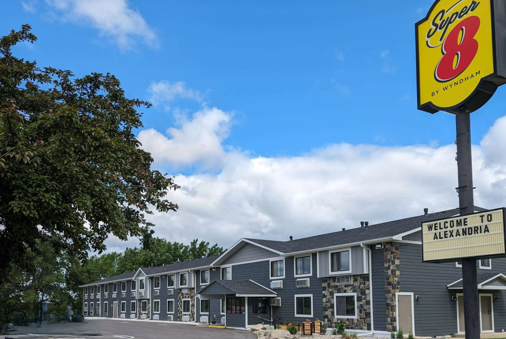 photo 1 of Super 8 by Wyndham Alexandria MN