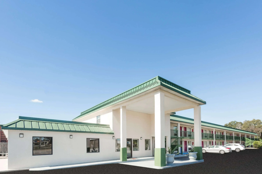 photo 1 of Super 8 by Wyndham Ashburn
