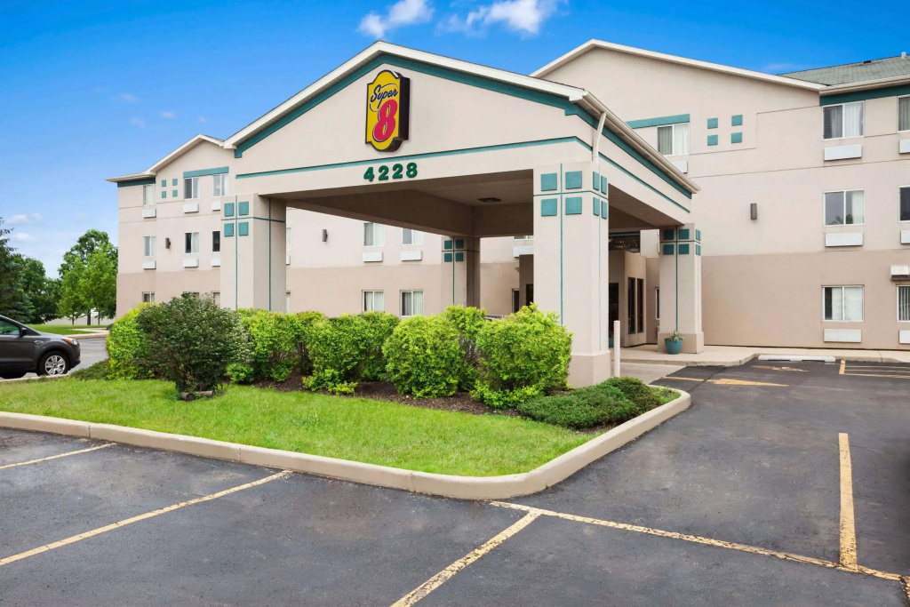 photo 1 of Super 8 by Wyndham Aurora/Naperville Area