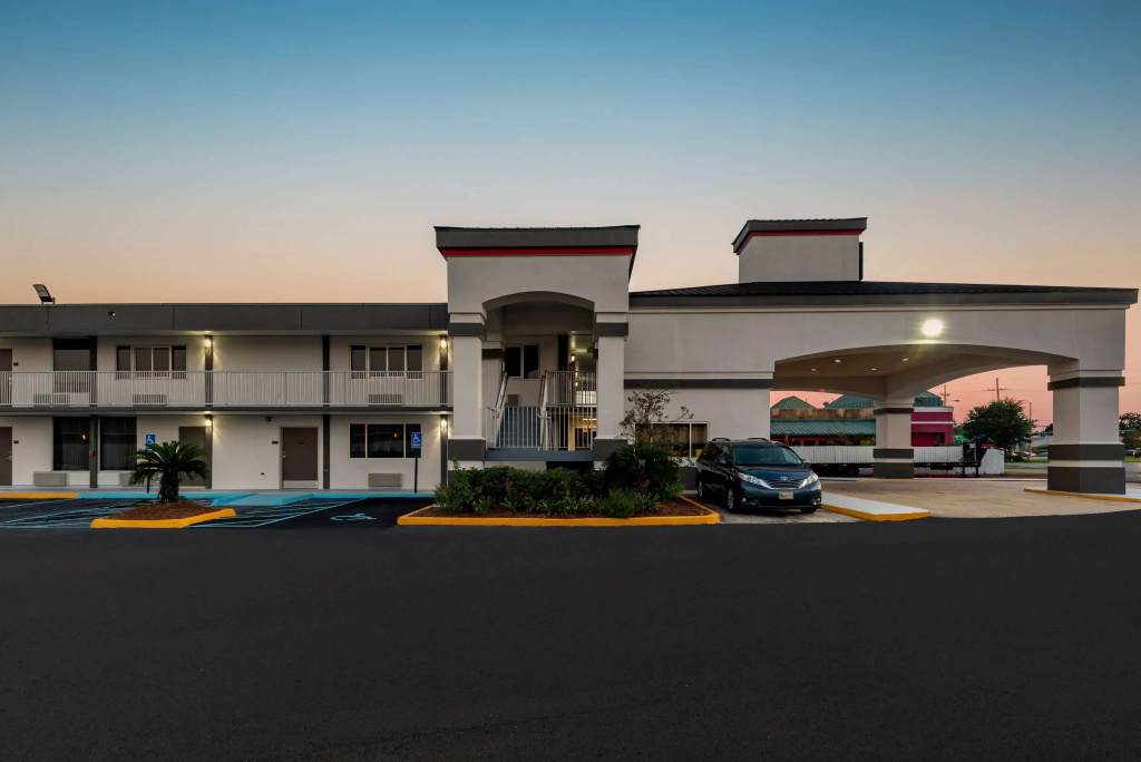 photo 1 of Super 8 by Wyndham Baton Rouge/I-10
