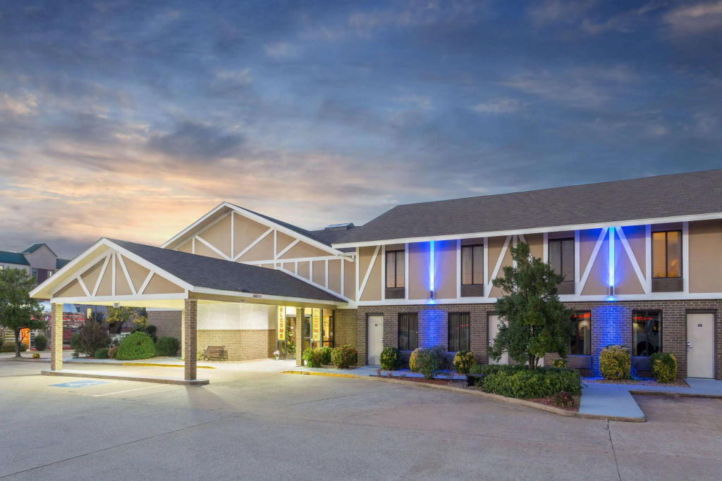 photo 1 of Super 8 by Wyndham Bentonville