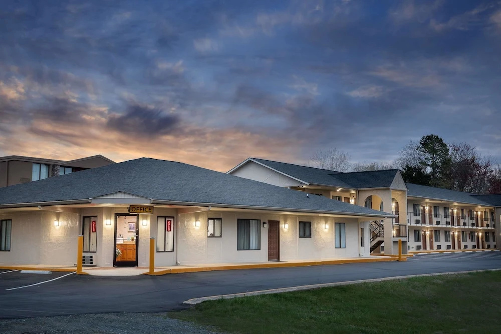 photo 1 of Super 8 Burlington NC