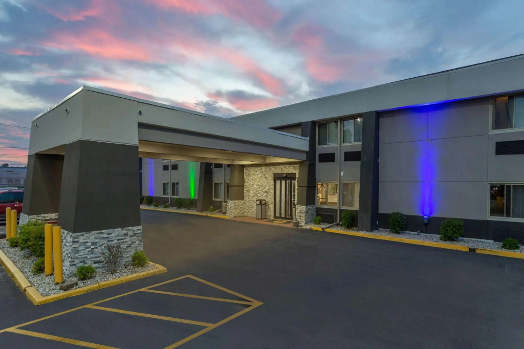 photo 1 of Super 8 by Wyndham South Holland