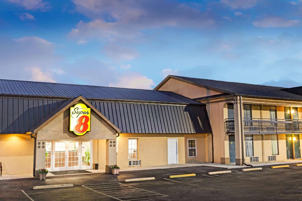photo 1 of Super 8 By Wyndham Carrollton Ga