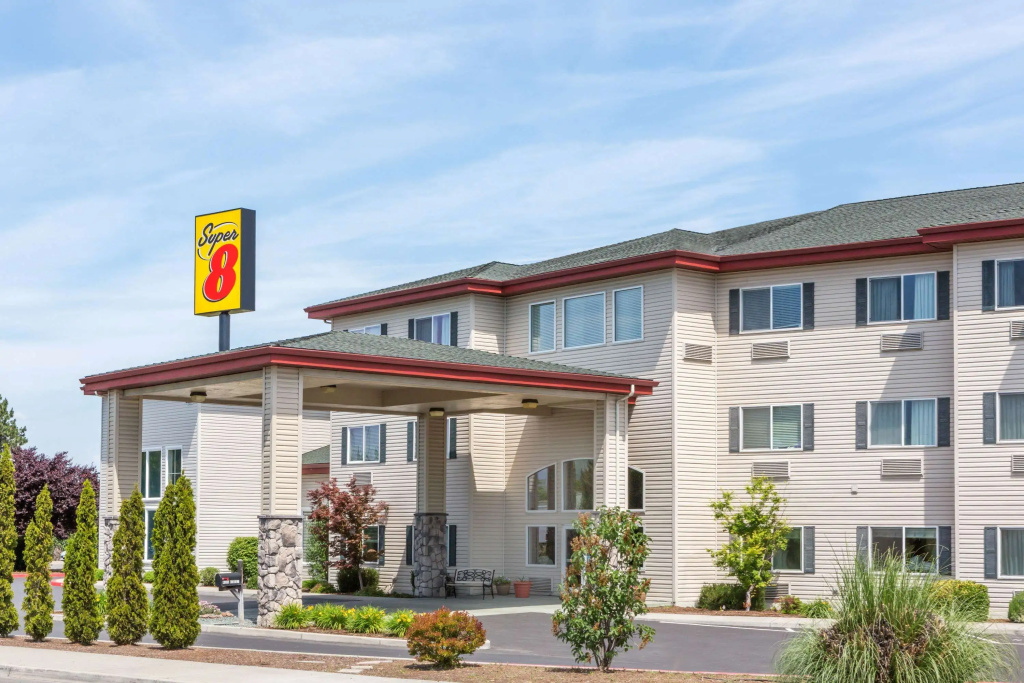 photo 1 of Super 8 by Wyndham Central Pt Medford