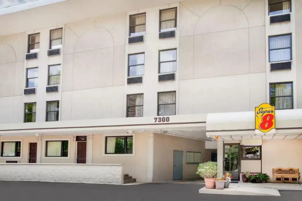 photo 1 of Super 8 By Wyndham Chicago Il