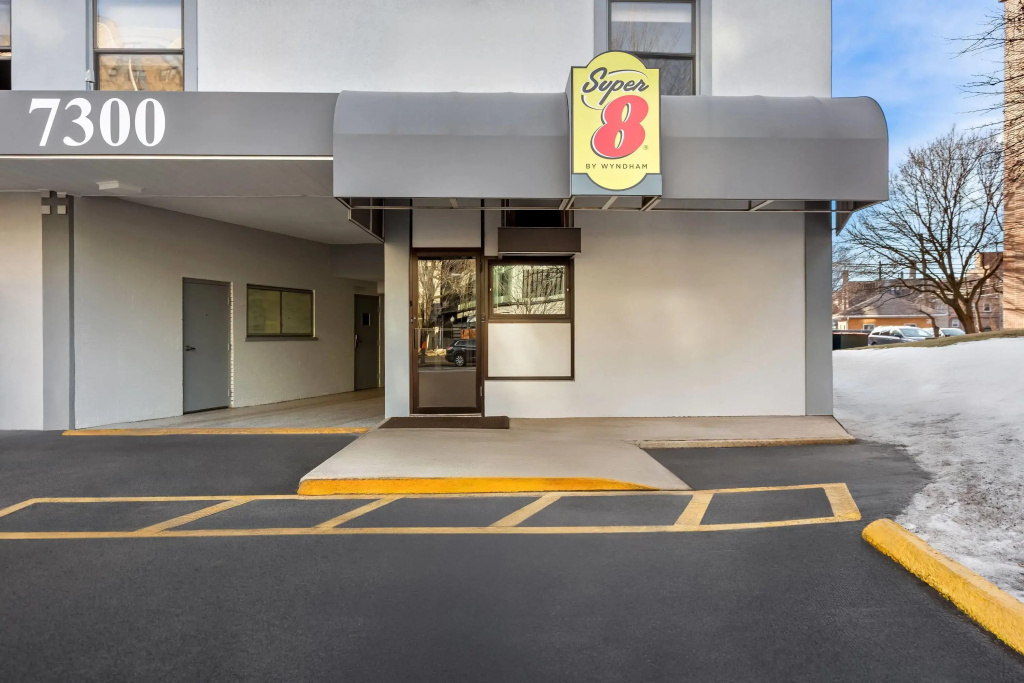 photo 1 of Super 8 by Wyndham Chicago IL