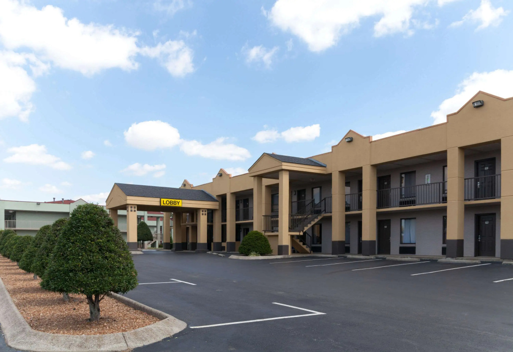 photo 1 of Super 8 by Wyndham Clarksville Northeast