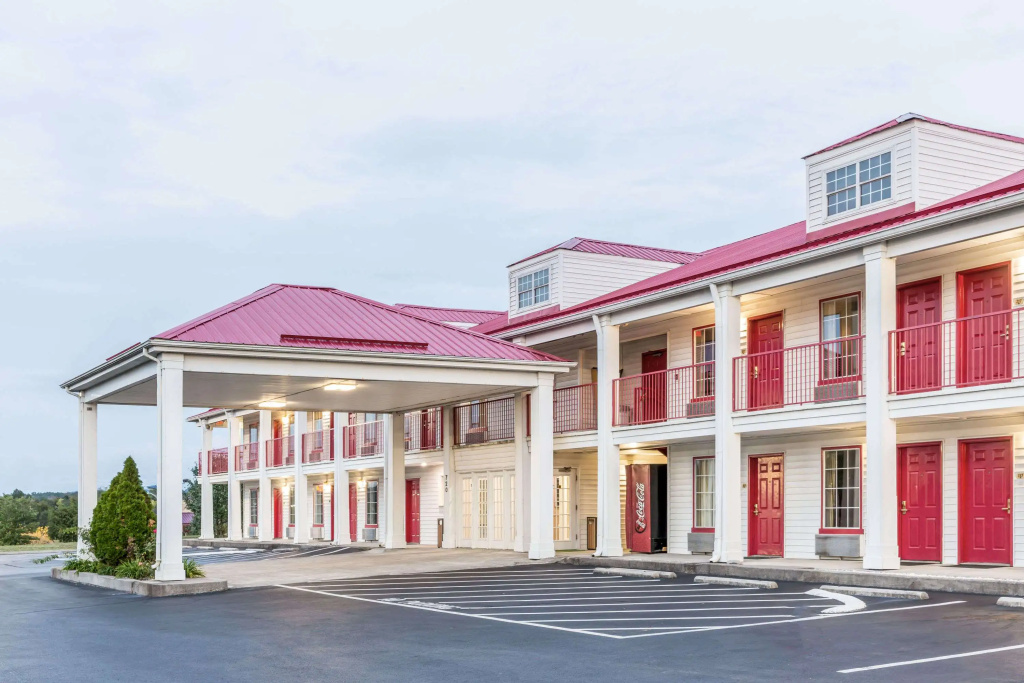photo 1 of Super 8 by Wyndham Clinton