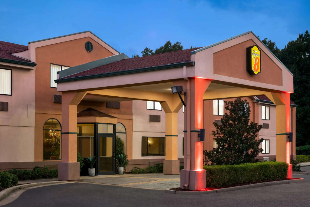 photo 1 of Super 8 by Wyndham Clinton