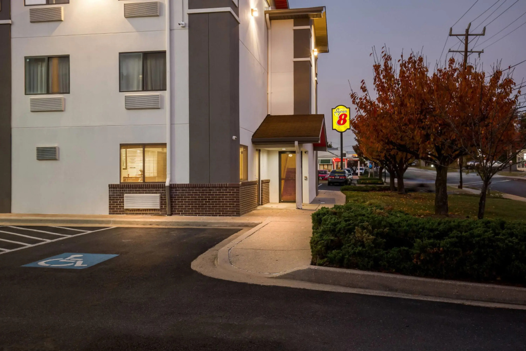 photo 1 of Super 8 by Wyndham College Park Wash DC Area