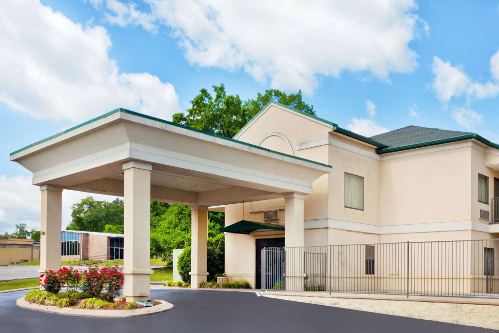 photo 1 of Super 8 by Wyndham Ft. Oglethorpe GA/Chatt TN Area
