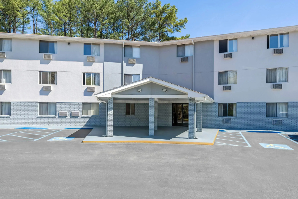 photo 1 of Super 8 by Wyndham Homewood Birmingham Area