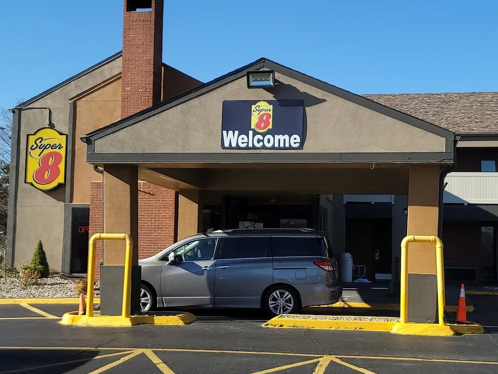 photo 1 of Super 8 Kansas City Airport