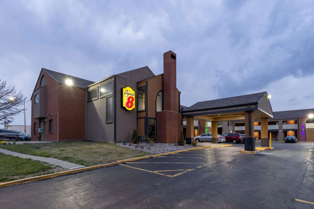 photo 1 of Super 8 by Wyndham Kansas City Airport North
