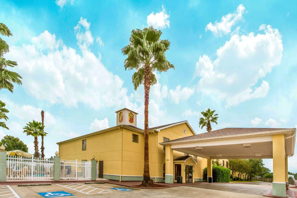photo 1 of Super 8 by Wyndham Lake Charles/Sulphur