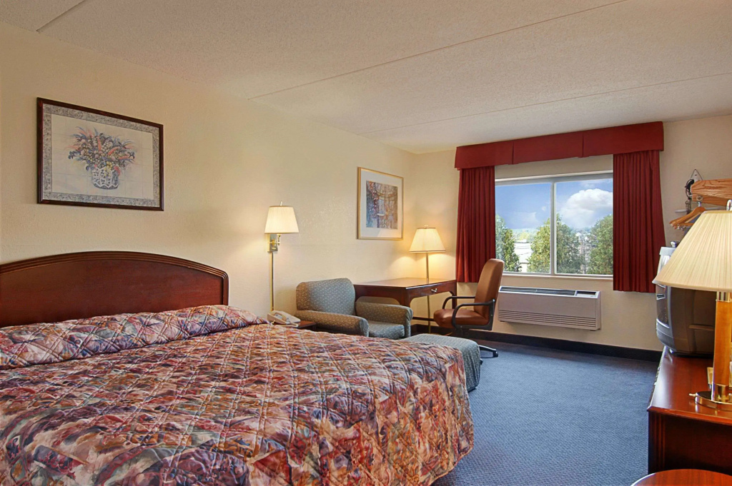 photo 1 of Super 8 by Wyndham Manchester Airport