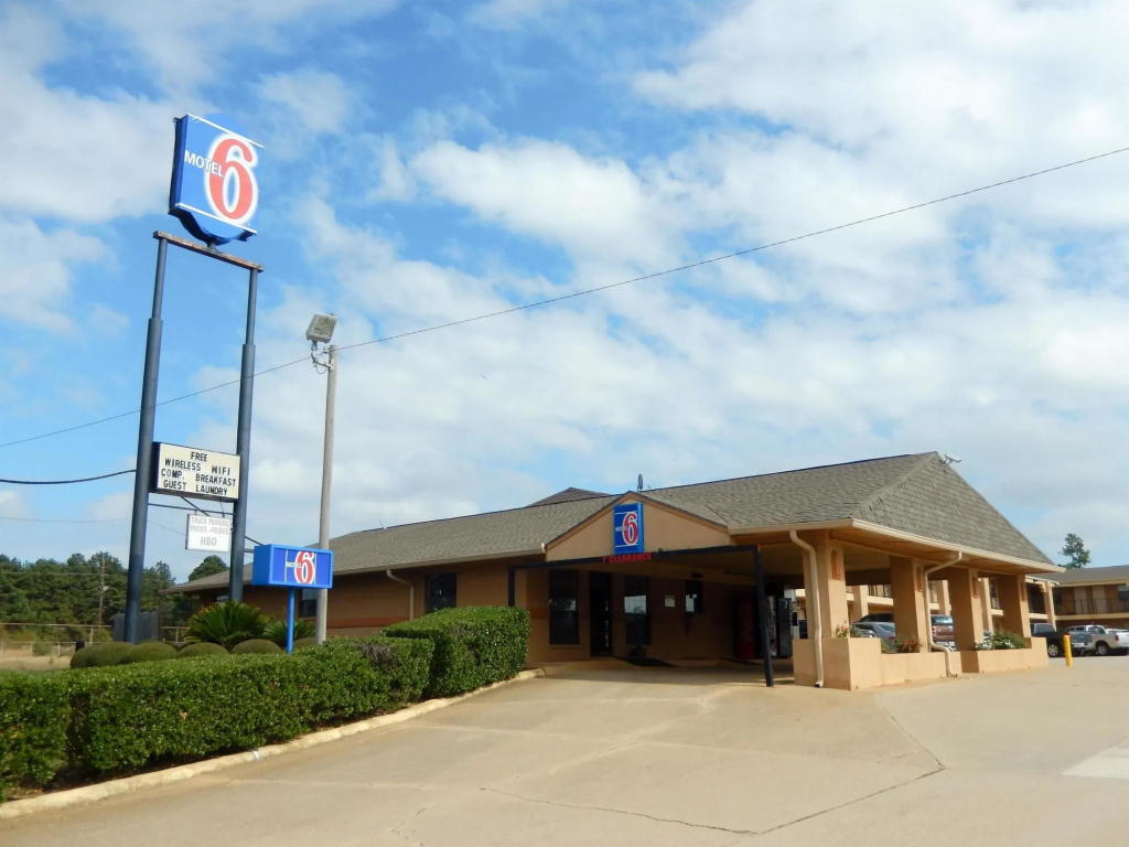 photo 1 of Motel 6 Marshall, TX