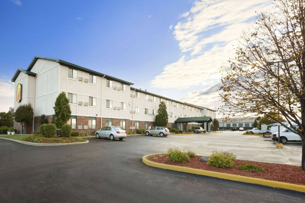 photo 1 of Super 8 by Wyndham Milwaukee Airport