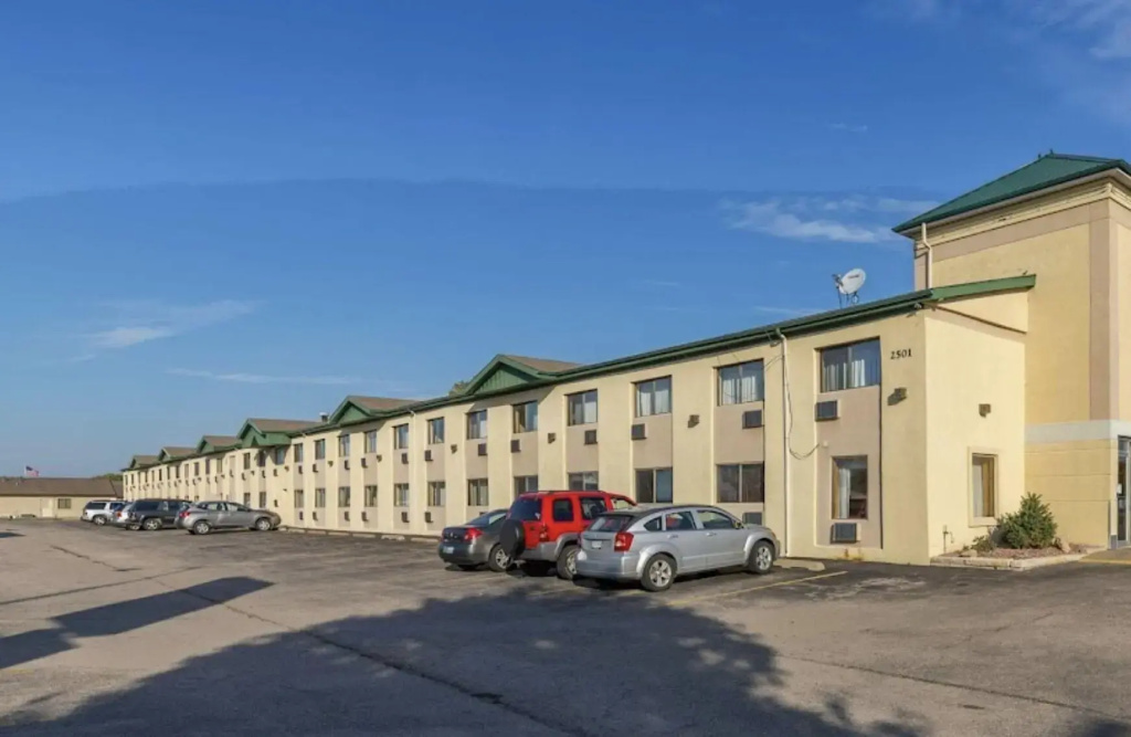 photo 1 of Motel 6-Moline, IL