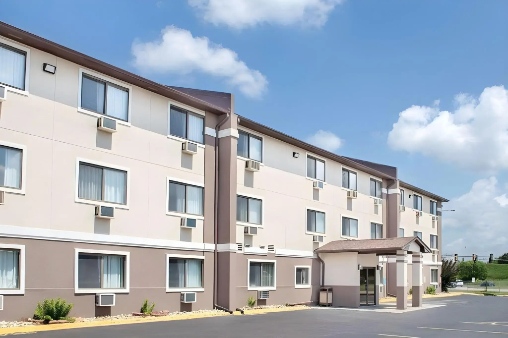 photo 1 of Boarders Inn & Suites by Cobblestone Hotels - Waterloo/Cedar Falls
