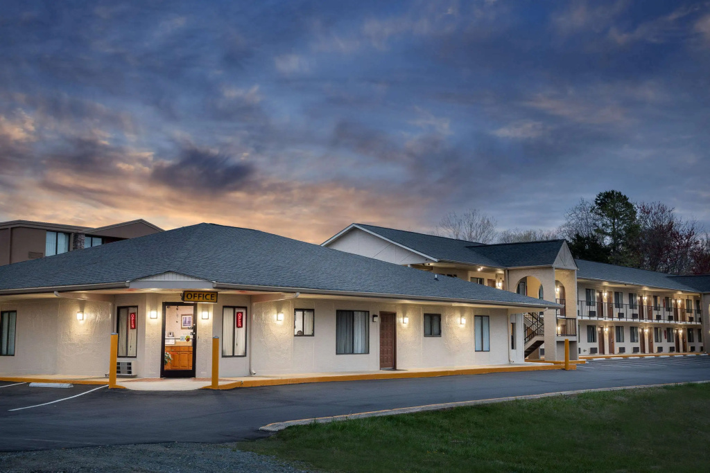 photo 1 of Super 8 by Wyndham Burlington NC